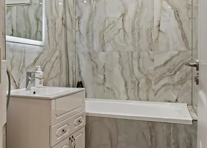 De Lux Moghioros Park Бухарест